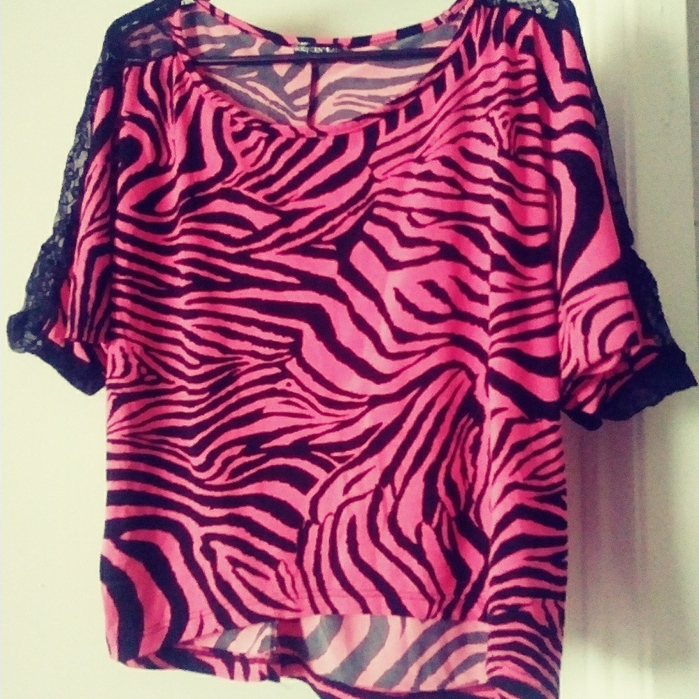 Cropped blouse with lace sleeves